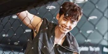 Lee Jong Suk Pamer Otot dan Keringat Sambil Senyum Manis