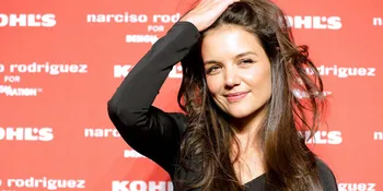 Lelah, Katie Holmes Ketiduran di Kereta Api Umum
