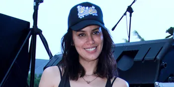 Lelaki Ini Bahagia Pamer Buku Nikah Bersama Sophia Latjuba