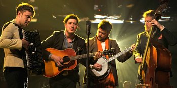 Lempar Gitar ke Penonton, Mumford &#38; Sons Bikin Cedera Fans