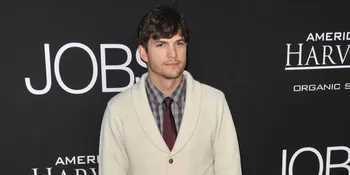 Lepas Baju, Ashton Kutcher Bikin Dunia Mendadak Histeris