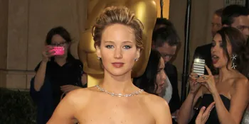 Lepas Bra, Jennifer Lawrence Bikin Resah Tamu Red Carpet