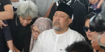 Lepas Kepergian Istri, Indro Warkop Tampak Begitu Terpukul