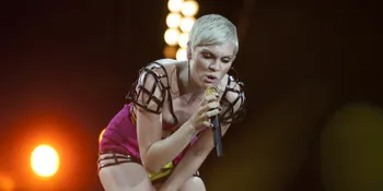 Lewat Twitter, Jessie J Batalkan Tur Dengan Robin Thicke!