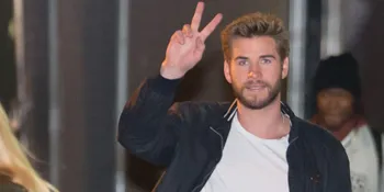 Liam Hemsworth Posting Foto 'Sweet Throw Back' Bareng Miley Cyrus