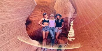 Liburan Bareng, Miley Cyrus Kena Omelan Sang Ibu