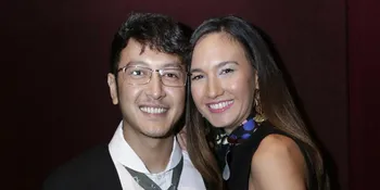 Liburan Berdua, Nadine Chandrawinata dan Dimas Santai Main Bareng Hiu di Pantai