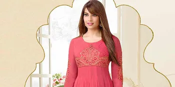 Liburan, Bipasha Basu Menggoda Kenakan Bikini di Tengah Laut