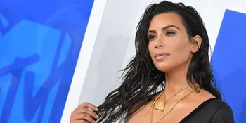 Liburan Eksotis, Kim Kardashian Pamer Foto Topless di Atas Ranjang