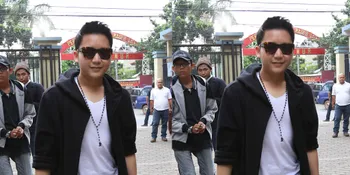 Liburan ke Bangkok, Rangga Moela Peluk 'Britney Spears'