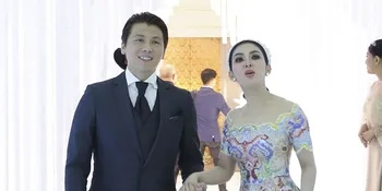 Liburan ke New Zealand, Syahrini dan Reino Barack Mesra di Pesawat