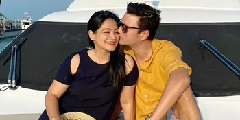 Liburan Romantis ke Pulau Seribu, Titi Kamal dan Christian Sugiono Mesra di Atas Yacht
