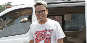 Liburan Tahun Baru ke Amerika, Outfit Uya Kuya Yang Nyentrik Dipuji Bule