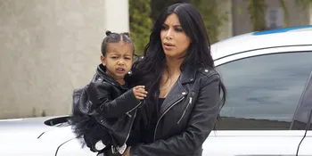 Liburan Tanpa Kim Kardashian, North West Cantiknya Maksimal!