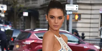 Lihat Ayahnya Kenakan Pakaian Wanita, Ini Reaksi Kendall Jenner