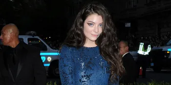 Lihat Konser, Lorde Ketahuan Ditemani Pria Misterius