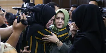 Lihat Pablo Benua dan Rey Utami Santai Kongkow di Kafe, Fairuz A Rafiq Syok