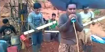 Lihatlah Aksi Kocak Pria Cover Lagu 'Sandiwara Cinta' Ini!