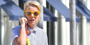 Lily Allen Main Pokemon Go Sampai Berburu ke Gereja