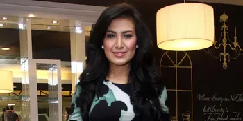 Liza Natalia, Seksi Dengan Gaun Doreng