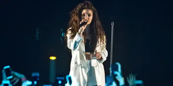 Lorde Buktikan Kalau Dirinya Memang Artis Serba Bisa