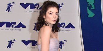 Lorde Minta Maaf Pada Fans Atas Postingan Bathtub Dengan Lirik Lagu Whitney Houston