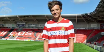 Louis Tomlinson Main Bola, Tiket Stadion Langsung Ludes!