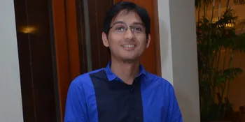 Lucky Hakim Bawa Buaya ke Panti Tuna Netra