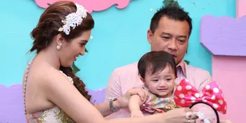 Lucunya Baby Arsy Potong Kue Tar Bersama Ashanty - Anang