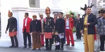 Lucunya Jan Ethes Hadiri Upacara HUT RI ke-73, Pake Baju Adat Jawa