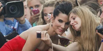Lucunya! Putra Sandra Bullock Tak Mau Lepas Dari Sang Ibu