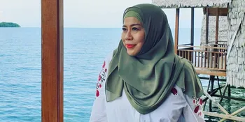 Lulus Kuliah dari Universitas di New York, Anak Dewi Yull Sabet Predikat Cum Laude