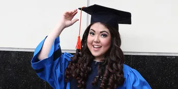 Lulus S1, Tina Toonita Dapat Cincin Berlian Rp 20 Juta