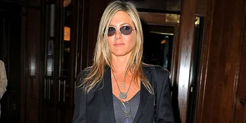 Lupa Hari Gelap, Jennifer Aniston Tetap Pakai Kacamata Hitam