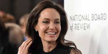 Lupakan Drama Perceraian Dengan Brad Pitt, Angelina Jolie Shopping Bareng Anak