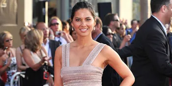 Main Ayunan Terlalu Tinggi, Olivia Munn Jatuh