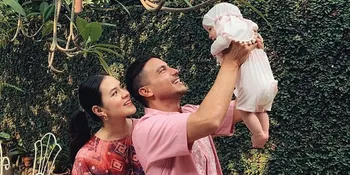 Main Bareng di Pantai, Zalina Super Cute di Duduk di Leher Hamish Daud