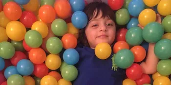 Main Bareng Teman, AbRam Khan Anak Shahrukh Khan Makin Ganteng Nggemesin!