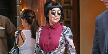 Main Cantik di Pantai, Lady Gaga Nekat Pakai High Heels