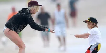 Main di Pantai Bersama Buah Hati, Ashlee Simpson Berpose Seksi
