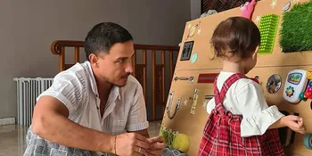 Main di Rumah, Baby Zalina Anak Raisa dan Hamish Daud Belepotan Cat Warna-Warni