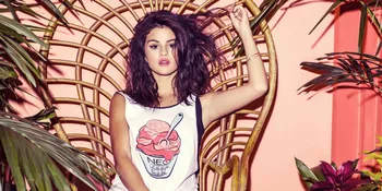 Main Manja di Pantai, Selena Gomez Makin Hot Saat Berbikini