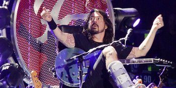 Mainkan Instrumen Lagu Nirvana, Aksi Dave Grohl Jadi Obat Kangen!
