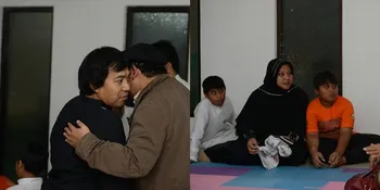 Makamkan Anaknya, Komeng Tertunduk Lesu di Samping Liang Lahat