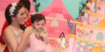 Makan Bakso, Ekspresi Baby Arsy Lucunya Kebangetan