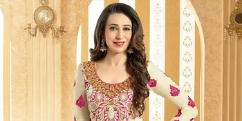 Make Up Minimalis dan Rok Hitam Berumbai, Karisma Kapoor Elegan