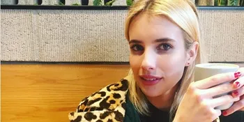 Makin Cantik, Emma Roberts Tampil Elegan Pakai Jaket Bermotif