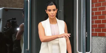 Makin Hot &#38; Menggoda, Kim Kardashian Nekat Berpose Topless