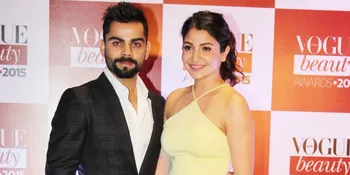 Makin Mesra, Anushka Sharma Peluk Virat Kohli di Depan Publik