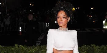 Makin Seksi, Rihanna Menggeliat Bak Ratu Ular